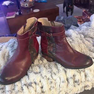 L’Artiste Ankle Boots - size 37/7. Red leather with flower design. Kanessa